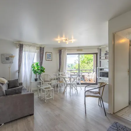 Daire With Parking And Balcony Near The Deauville